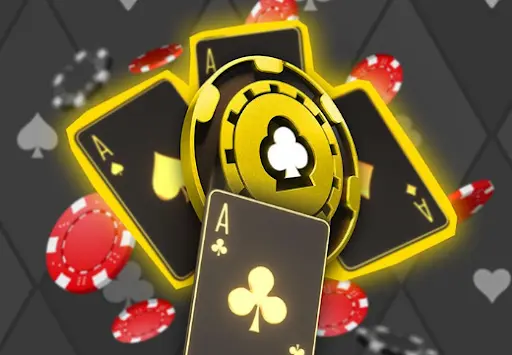 Pokerový stůl Fortuna s hráči a žetony během online turnaje.