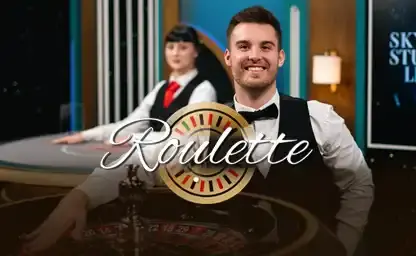 Live Blackjack – hra s krupiérkou Krupiér u stolu s kartami v live casino